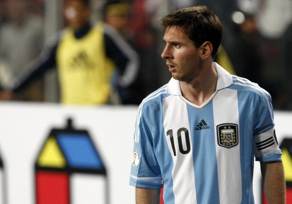 Trước khi trận đấu này diễn ra, các cổ động viên chủ nhà Peru đã làm đủ cách để uy hiếp tinh thần Messi và các đồng đội như chế giễu bằng cách gọi tên Ronaldo, đáp ‘gạch đá’ vào xe chở đội tuyển Argentina… Và cầu thủ đang thuộc biên chế câu lạc bộ Eintracht Frankfurt cho rằng Messi đã bị áp lực sợ hãi nên ‘tắt điện’ trong trận đấu này: “Phải chăng Messi có vẻ như đã sợ hãi, nên anh ta đã không làm được gì nhiều. Higuain thì luôn cố chọc tức tôi trong suốt trận đấu, nhưng tôi đã đề phòng và không hề mắc bẫy anh ta.”
